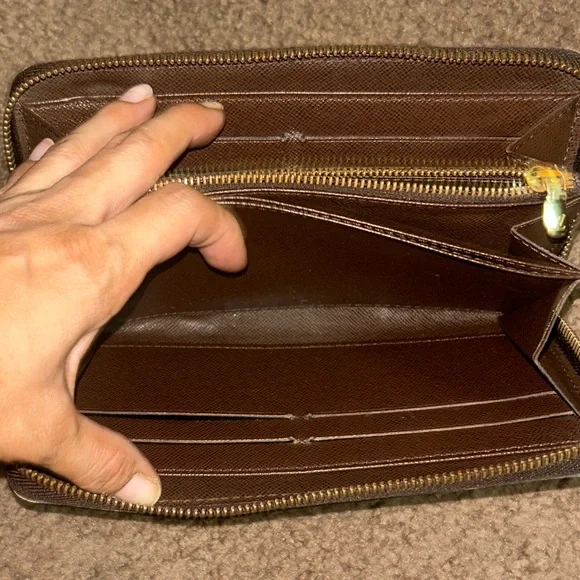 Authentic Louis Vuitton Damier Ebene Zippy Wallet in Excellent Condition - Picture 7 of 13